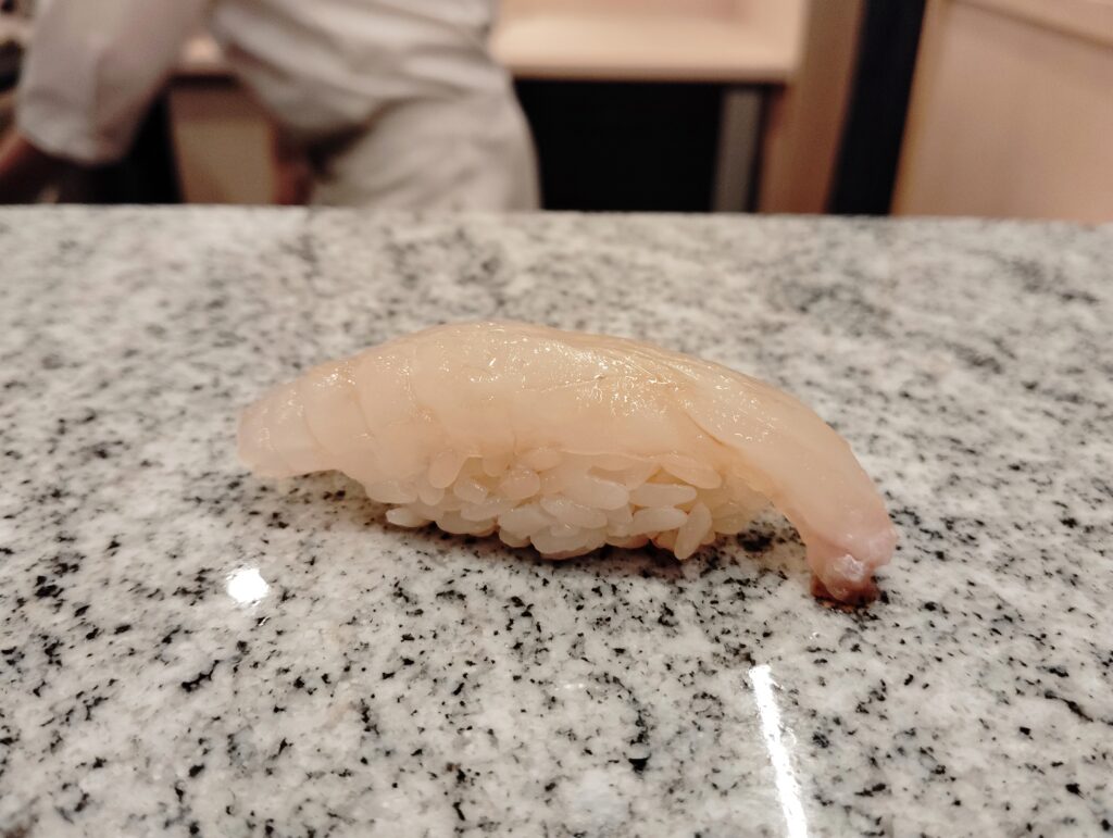 「東麻布 鮨 新進気鋭」のヒラメ