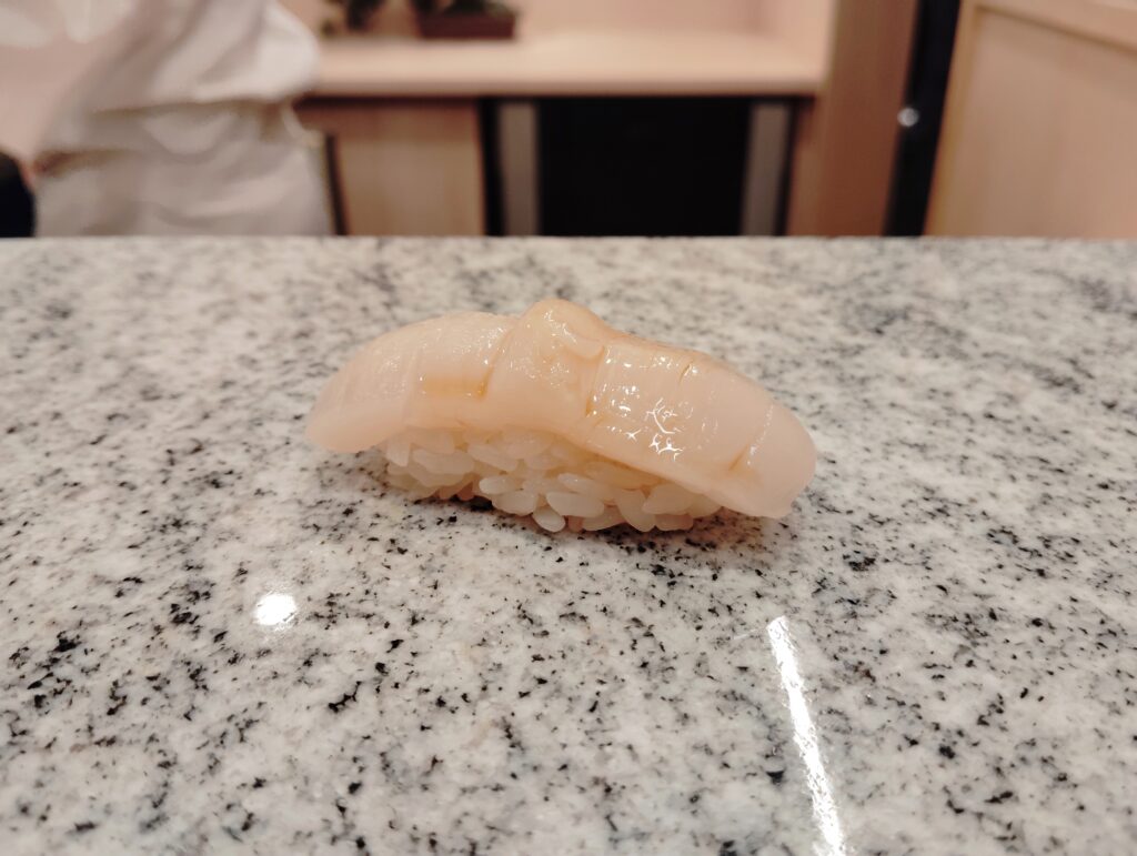 「東麻布 鮨 新進気鋭」のホタテ