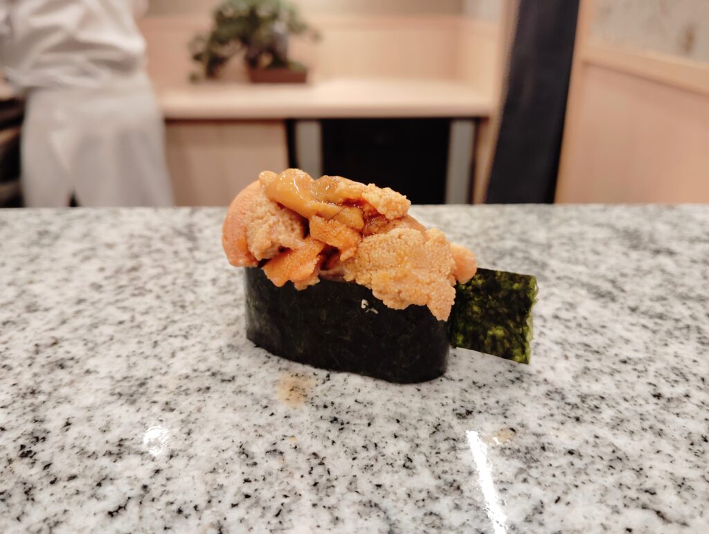 「東麻布 鮨 新進気鋭」のバフンウニ