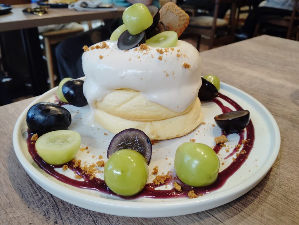 武蔵小杉「3 STARS PANCAKE」の葡萄とロータス